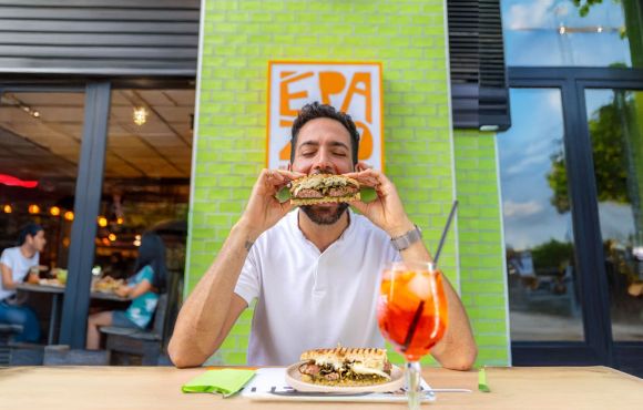 Diseñando el branding gastronómico del restaurante italiano É Pazzo