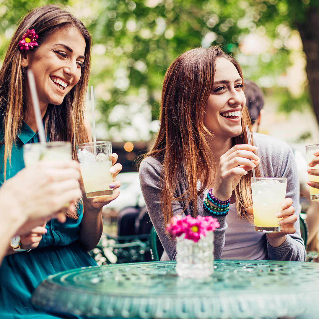 Cliente consultando la carta en móvil.