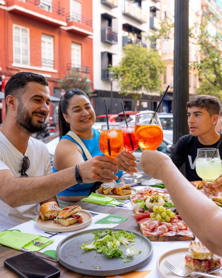Etiquetas alt y títulos pensados para mejorar el posicionamiento de imágenes gastronómicas.